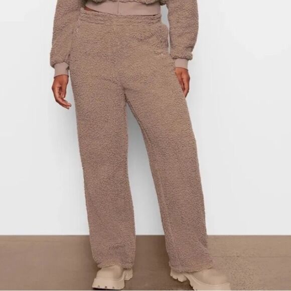 Skims Teddy jogger Track Pants in Desert - Picture 2 of 7